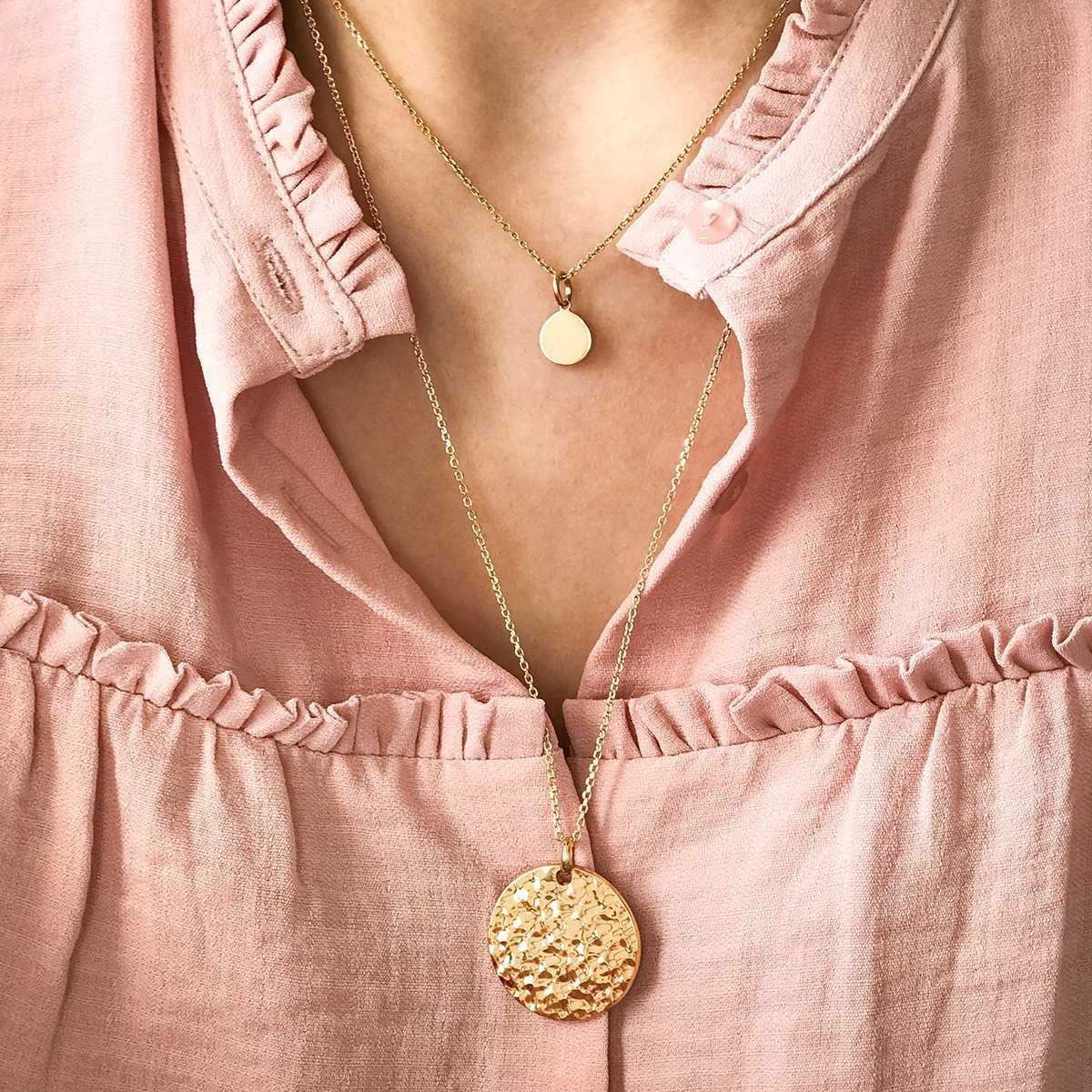 Collier médaille martelée plaqué or personnalisable