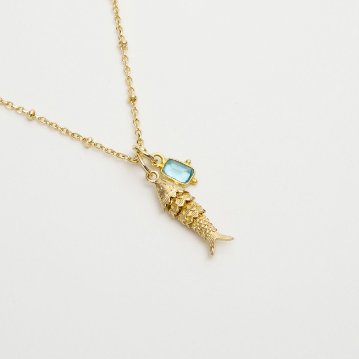Collier gris-gris sur chaîne perlée