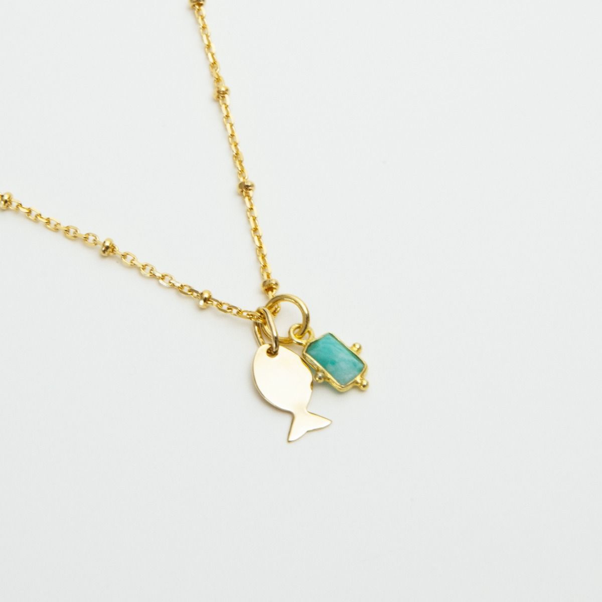 Collier gris-gris sur chaîne perlée