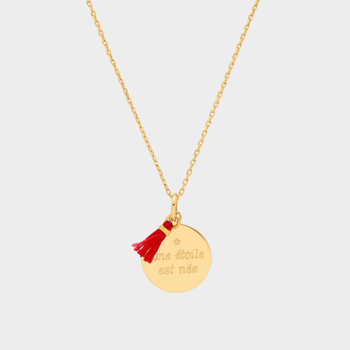 Collier petite médaille à message et pompon sur chaîne forçat plaqué or