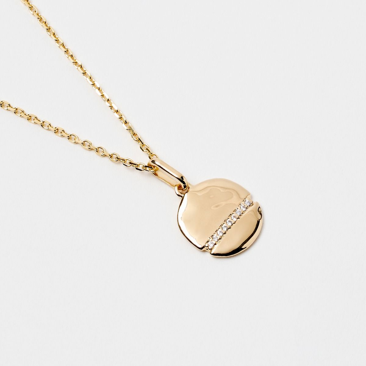 Pendentif Alya sur chaîne forçat plaqué or