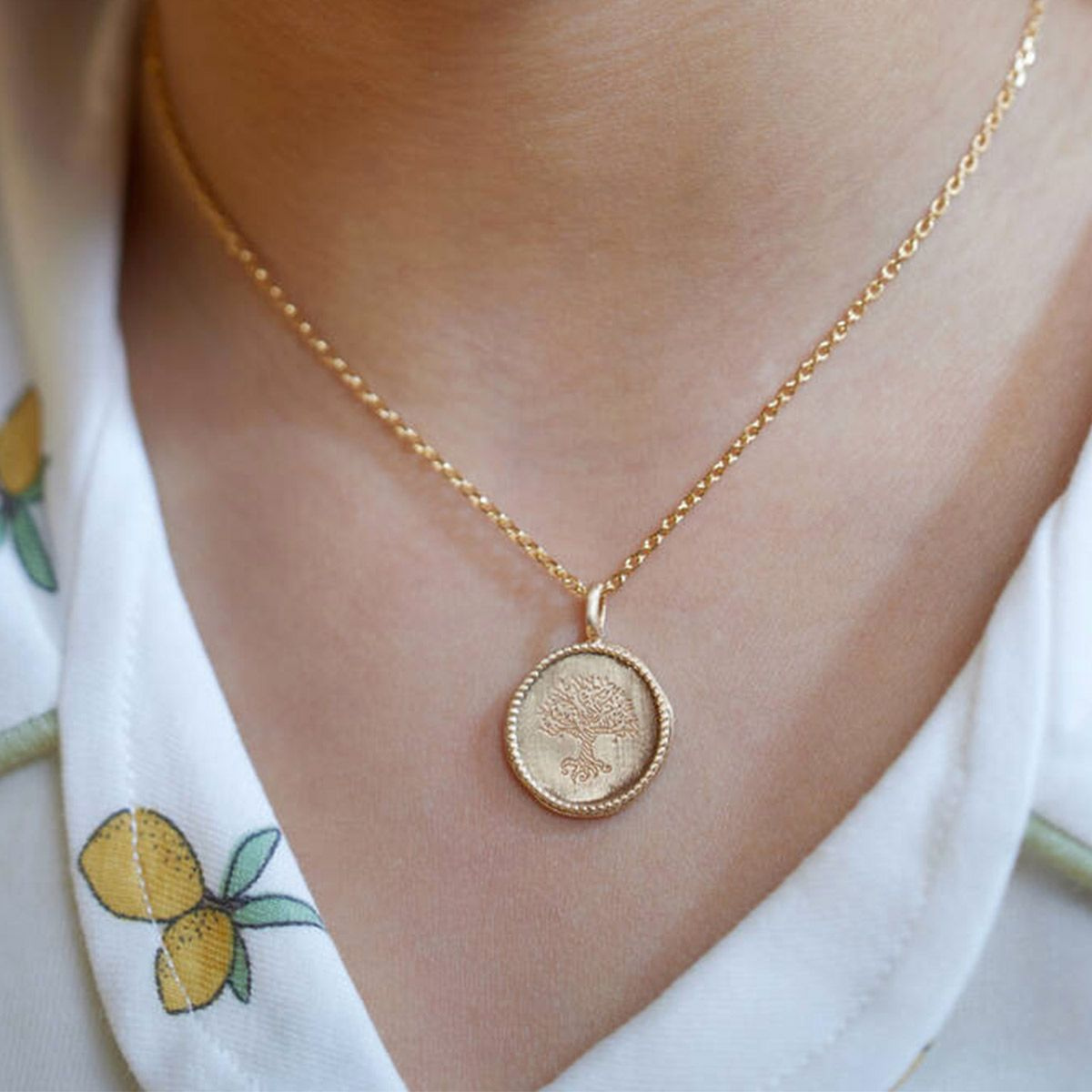Collier médaille arbre de vie perlée plaqué or