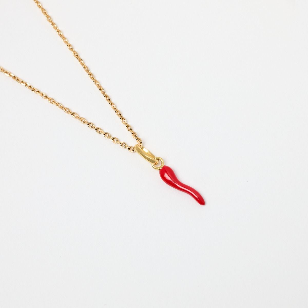 Collier mini gris-gris sur chaîne forçat plaqué or