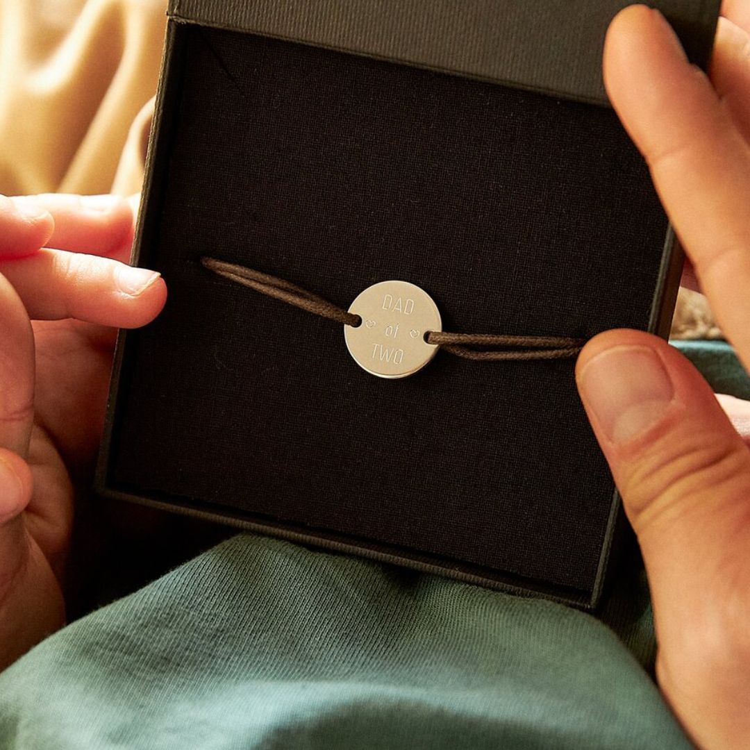 Bracelet cordon avec médaille gravée argent massif