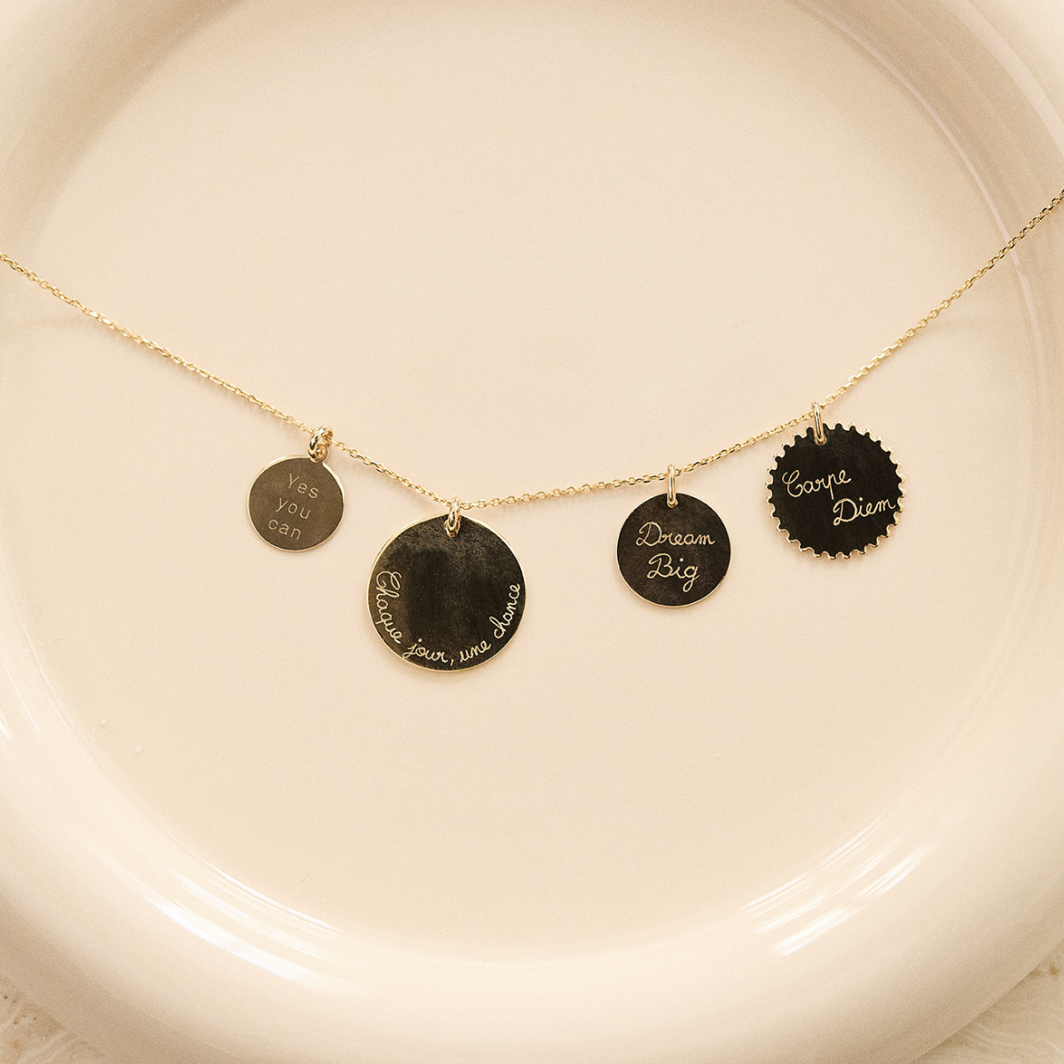 Collier mantra plaqué or – Grande médaille