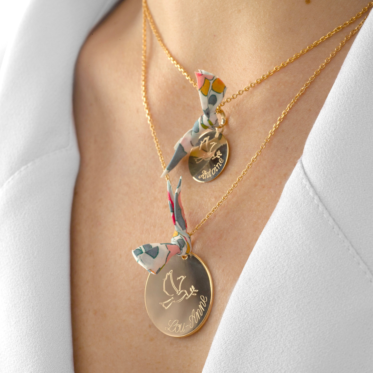 Collier grande médaille colombe et prénom sur chaîne plaqué or
