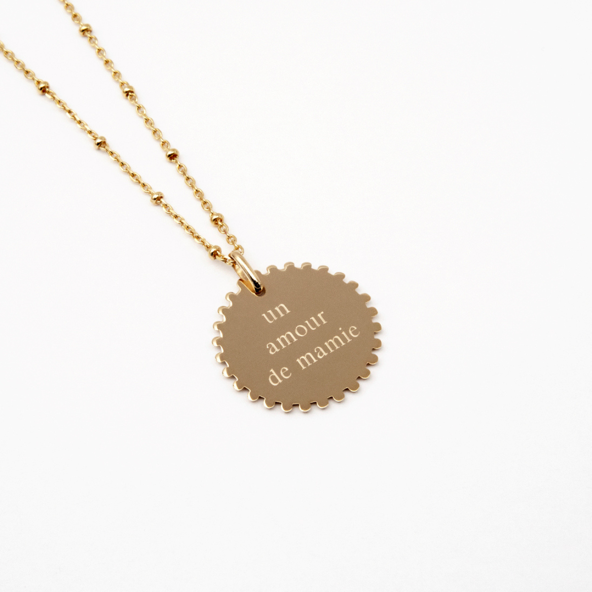 Collier grande médaille Sun sur chaîne perlée plaqué or